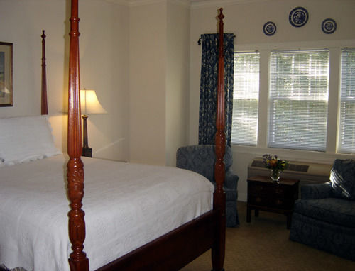 אייקן Carriage House Inn מראה חיצוני תמונה