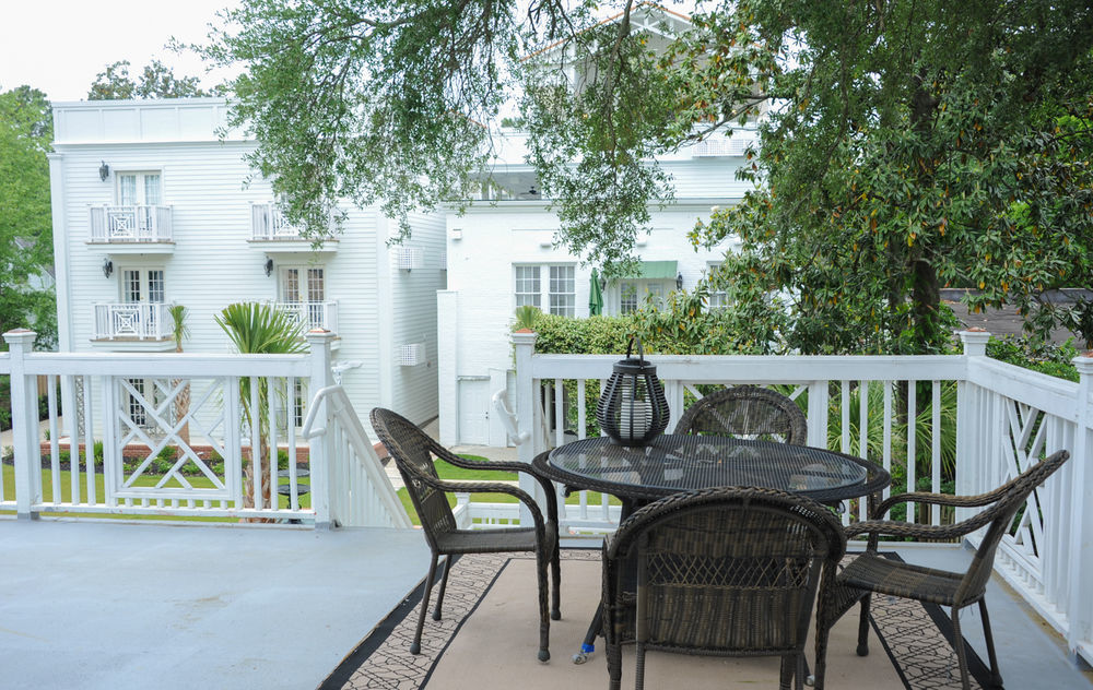 אייקן Carriage House Inn מראה חיצוני תמונה