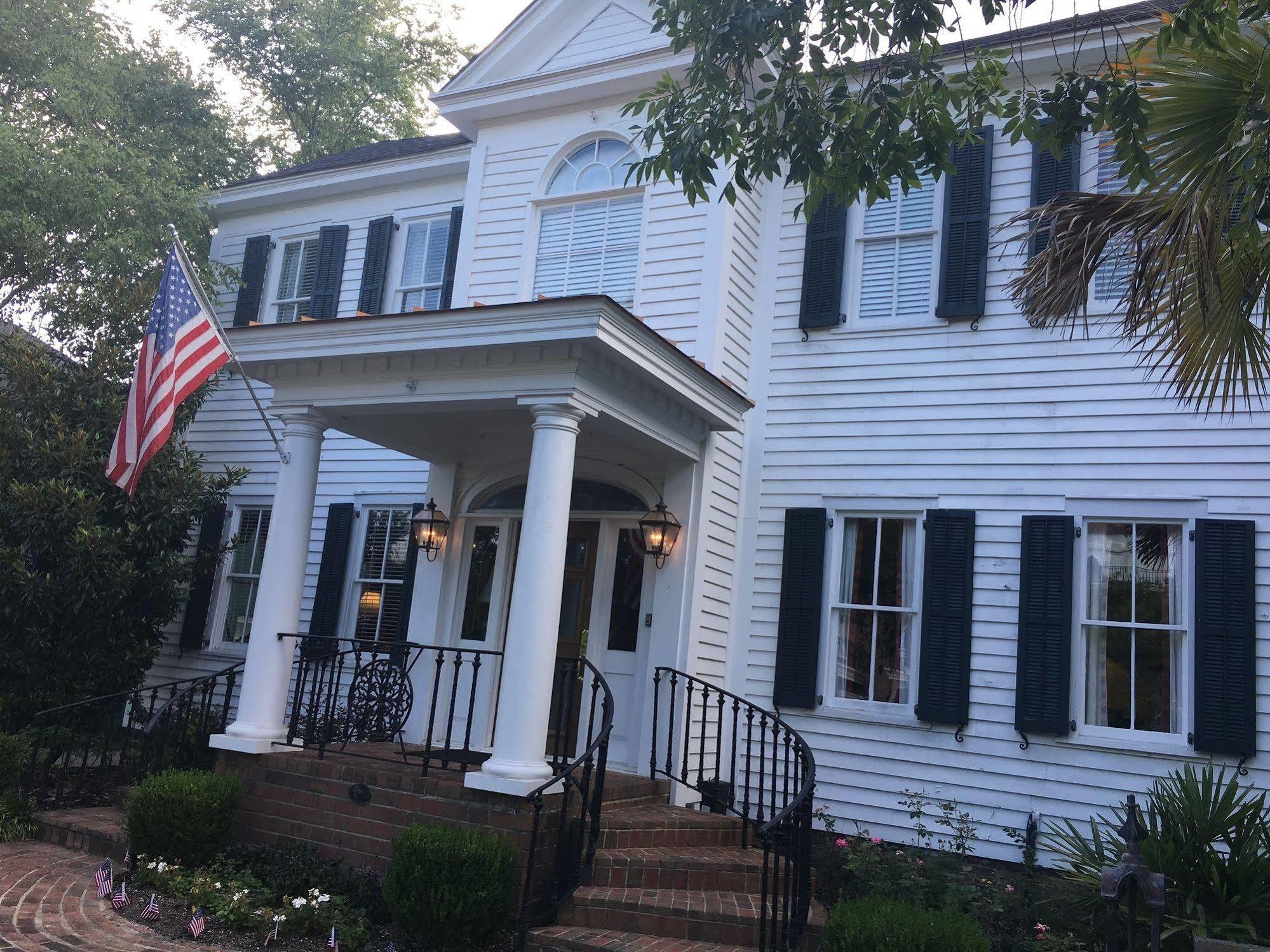 אייקן Carriage House Inn מראה חיצוני תמונה