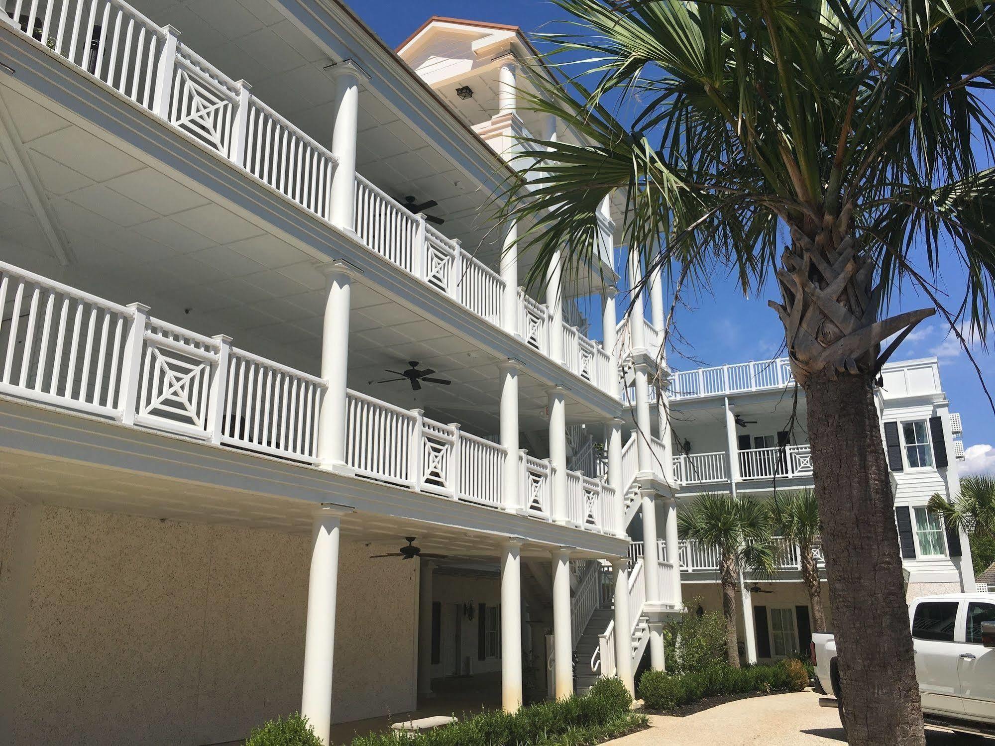 אייקן Carriage House Inn מראה חיצוני תמונה