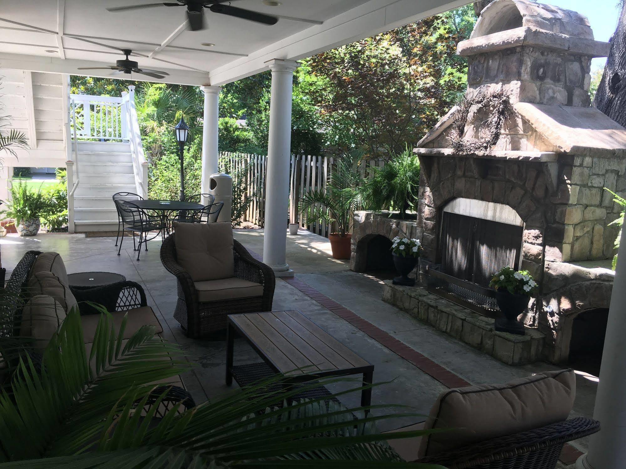 אייקן Carriage House Inn מראה חיצוני תמונה