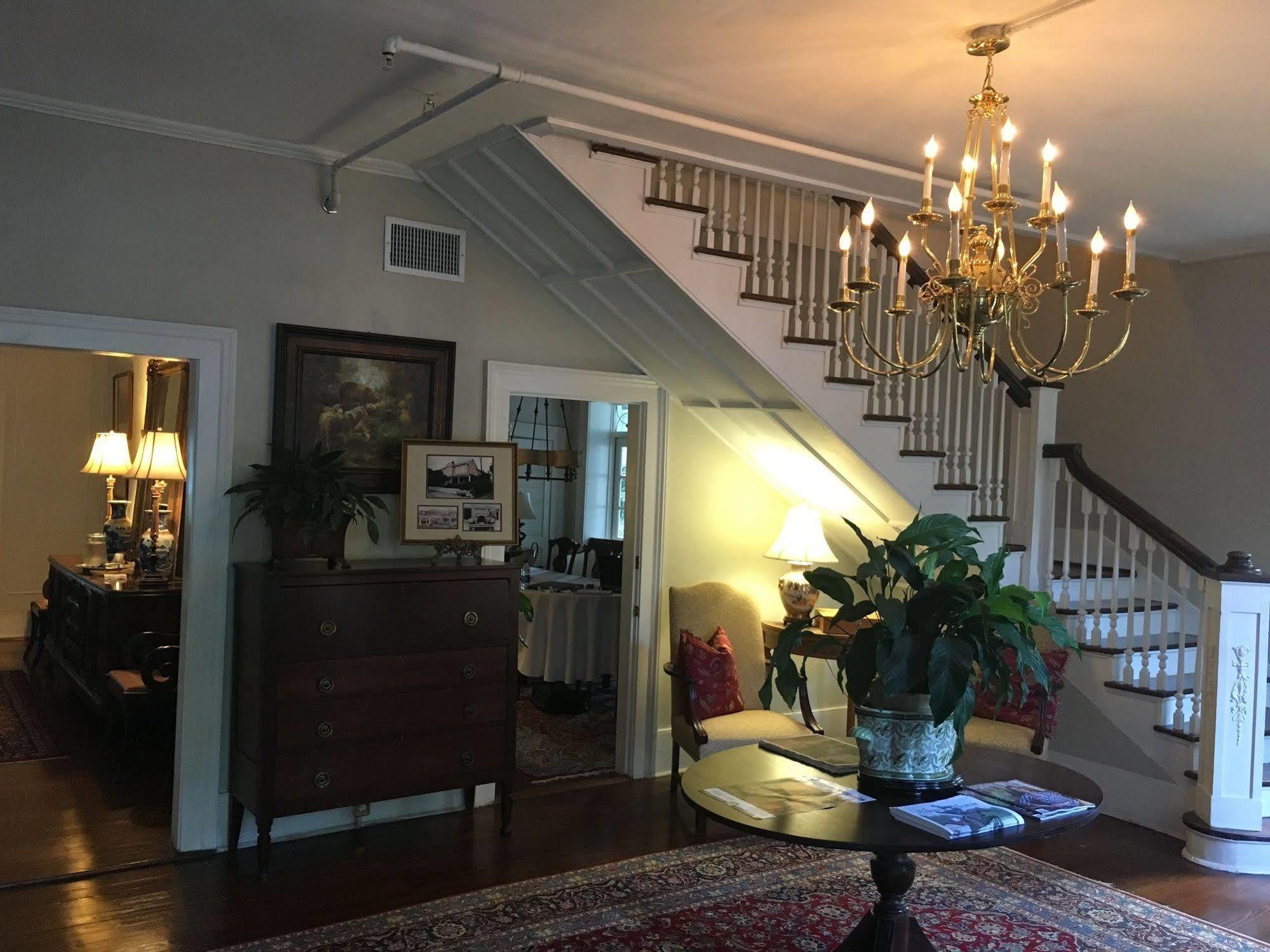 אייקן Carriage House Inn מראה חיצוני תמונה